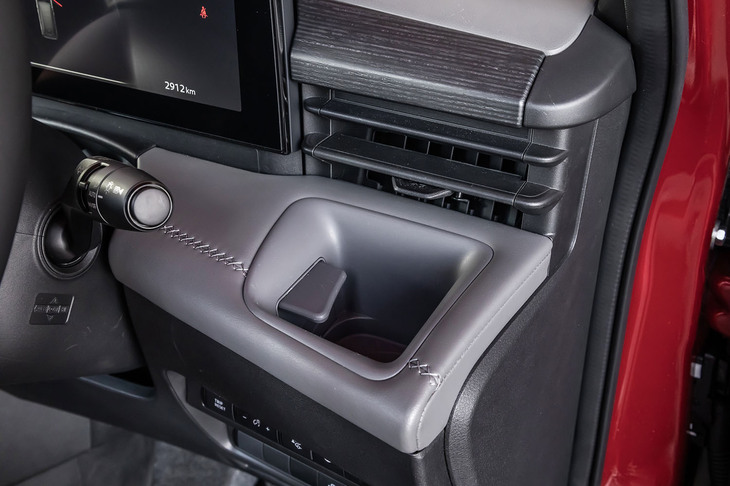 セレナe-POWERルキシオン プロトタイプ（ドリンクホルダー）