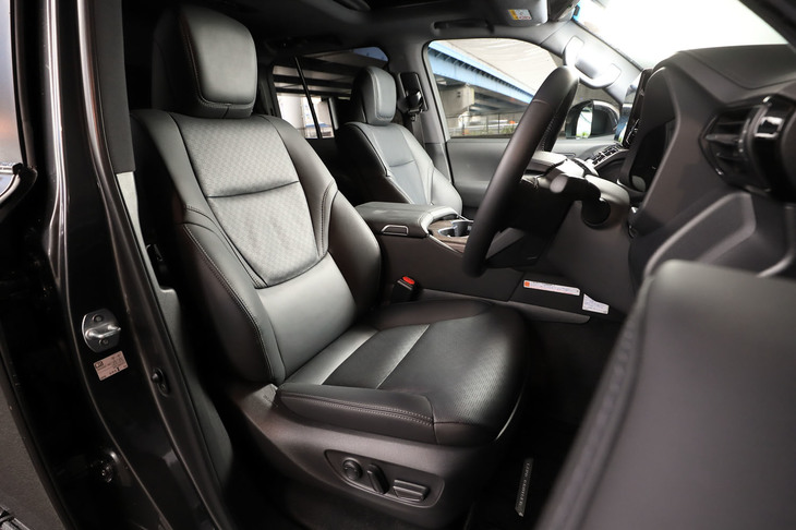 上級グレードに装備される本革シート。運転席・助手席ともに8wayの電動調整機構が備わっている。