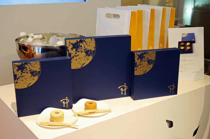 パリのパティスリー、ピエール・エルメ・パリが手がけた「まったく新しい月餅（ムーンケーキ）」。プレスリリースにいわく「お月見という東洋の文化をパリ流に昇華させた」ものとのこと。会場では、2019年9月からピエール・エルメ・パリで販売されるこのケーキが、5セット限定で先行販売される。