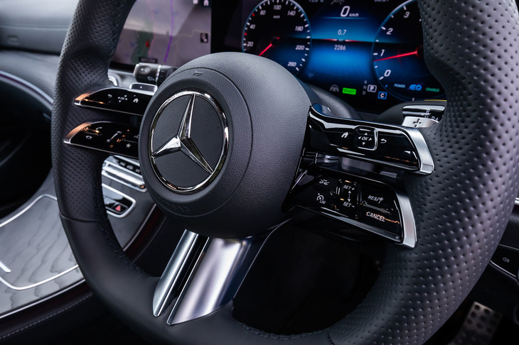 水平スポーク部分が上下に2分割された新デザインの「AMGスポーツステアリングホイール」は、「AMGラインインテリアパッケージ」に含まれるオプション。直感的に使えるスイッチの配置と立体的なデザインが特徴といえる。