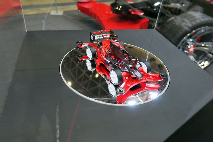 タミヤとヨコハマタイヤの、コラボレーション仕様のミニ四駆「ADVANエアロアバンテ」。