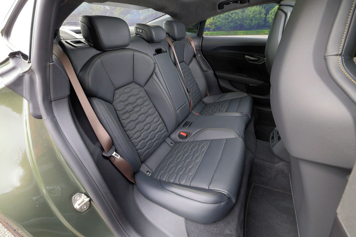 「e-tron GT」に使われる「J1アーキテクチャー」は、床面全体に敷き詰めるのではなく、後席の足元を避けてバッテリーを搭載している点が特徴。後席にしっかりひざを折って座れる空間を設けることで、低い車高と後席の居住性を両立している。