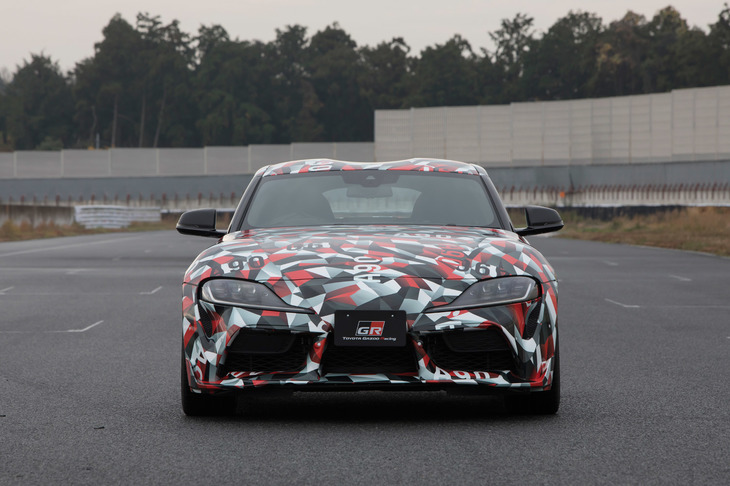 新型「スープラ」のフロントビュー。「キーンルック」や「アンダープライオリティ」といった今日のトヨタ車の“お約束”は守りつつ、前に突き出たノーズなど、既存のモデルとは趣の異なる意匠となっている。