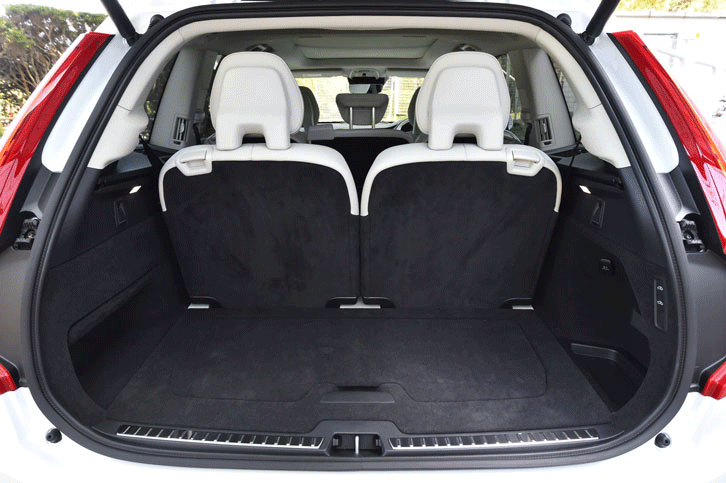 「XC90 T8」の荷室容量は、3列目シート使用時で262リッター。3列目収納時は640リッターで、2列目もたためば最大で1816リッターまで拡大できる。（写真をクリックすると、荷室のアレンジが見られます）