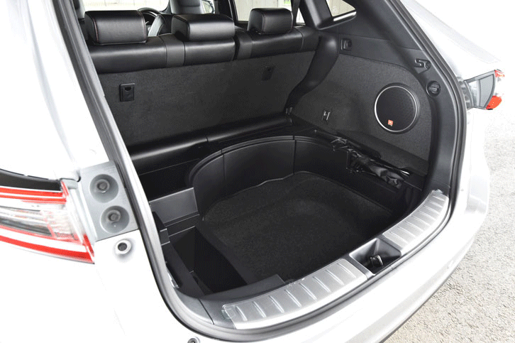 フロアパネルを外した状態の荷室。右側面に見えるのは、JBLプレミアムサウンドシステムのサブウーファー。