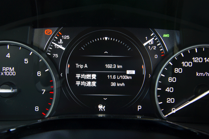 メーターは2眼式。中央の丸い枠はマルチインフォメーションディスプレイで、車速や燃費といった走行情報や、タイヤの空気圧などが表示される。