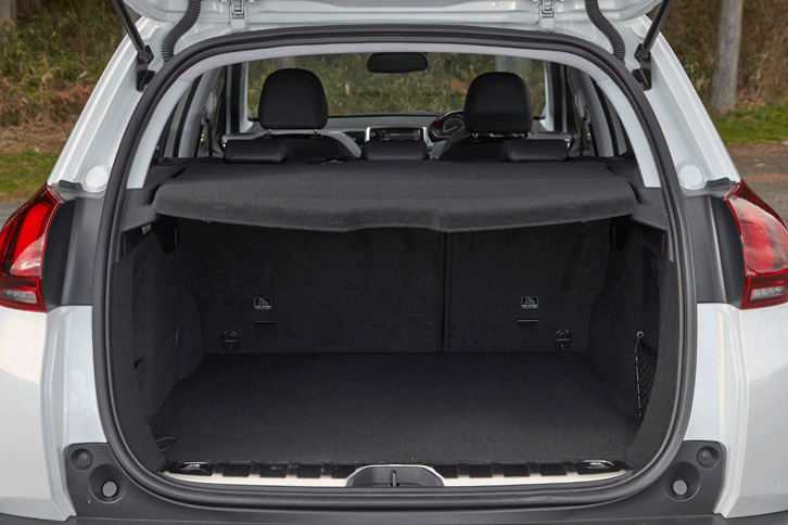 
	ラゲッジルームの容量は、後席を起こした状態で360リッター。後席の背もたれを倒すと、床面のフラットな1172リッターの積載スペースが得られる。（写真をクリックするとシートを倒す様子が見られます）
	