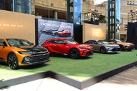 トヨタが「クラウン エステート」（写真右端）を含む「クラウン」の4バリエーション展開を発表し、世間をあっと言わせたのは、2022年7月15日。それから2年以上が経過しても、まだクラウン エステートは発売に至っていない。