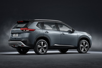 リアコンビネーションランプ下の深いプレスラインが特徴的なリアビュー。