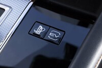 アクセルを戻すだけで強い回生を生み出せる「イノベーティブオペレーションモード」の採用もトピックだ。