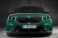 新型「BMW M5」が国内デビュー　Mハイブリッドシステムは最高出力727PS／最大トルク1000N・mを発生の画像