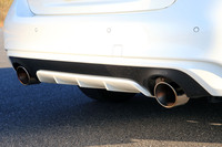 「スポーツチタンマフラー」は、チタン合金製のセンターパイプとリアマフラーをセットにしたもので、大幅な軽量化とフラットなトルク特性を実現する。