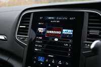 9スピーカー＋サブウーファーのBOSEのサウンドシステムも付いている。音の広がりはなかなかよい。