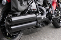サイドビューで大きな存在感を放つ2本のエキゾーストパイプ。スロットルをワイドオープンすると、低音の利いた刺激的なサウンドを奏でてくれる。
