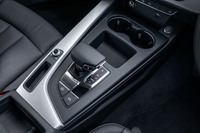 従来型に備わっていたMMIコントロールダイヤルや操作スイッチは、タッチ式モニターの採用に合わせて廃止された。シフトレバー前方の空いたスペースは、小物入れとして活用。