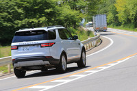 動力性能については、ディーゼル車は0-100km/h加速が8.1秒、最高速が205km/h、ガソリン車は0-100km/h加速が7.1秒、最高速が215km/hとアナウンスされている。