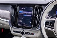 シフトセレクターそばに置かれていたダイヤル式のドライブモード選択スイッチを廃止。モード選択はすべてセンターディスプレイで行うようになっている。写真は「Hybrid」モードでバッテリーの使用状況を「Auto」に設定した様子。