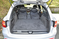 荷室の下にバッテリーが収納されているため、フロアがややかさ上げされている。そのせいで、ラゲッジ容量が395～1445リッターと、ガソリンモデル（550～1600リッター）に比べて少ない。