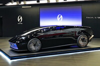 「Honda 0」のフラッグシップモデルを示唆するコンセプトカー「SALOON（サルーン）」。横から見ると、かつてジュネーブショーなどに花を添えたスーパーカーのショーモデルのようにも見えるが……。