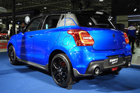 車両本体価格は6段MT車が232万9800円で、6段AT車が240万1300円。スズキは標準仕様となる「スイフトスポーツ」の生産を2025年2月に終了し、入れ替わりに最終特別仕様車「ZC33Sファイナルエディション」のみを同年11月まで生産するという。