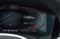 AI技術を活用した対話型インターフェイスは、セリングポイントのひとつ。「オーケーBMW」の起動メッセージは、ユーザーの好みのものに変更できる（写真は起動時のメーターパネル）。