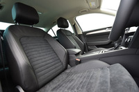 シートは、レザーとアルカンターラからなるコンビタイプ。前席にはシートヒーターも備わる。