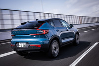 「C40リチャージ ツイン」の0-100km/h加速タイムは4.7秒、最高速は180km/h。アクセルペダルを深く踏み込めば、思わず声が出てしまうほどの強烈な加速が味わえる。