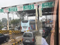 高速道路の料金所は「FASTAG（ファスタグ）」と呼ばれる無線通信の電子決済方式が基本だ。