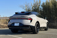 今回試乗した「エレトレR」のボディーサイズは全長×全幅×全高＝5103×2019×1630mm、ホイールベース＝3019mm。そこにはライトウェイトスポーツで知られたロータスのイメージはない。