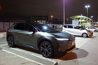 “ハンマーヘッド”と呼ばれるフロントデザインや、ホイール周辺のモールなどが特徴的な「bZ4X」のエクステリア。ボディーサイズは全長×全幅×全高＝4690×1860×1650mmで、トヨタのSUV「RAV4」と「ハリアー」のちょうど中間のサイズとなる。