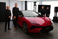 ロータスおよびジースクエア仙台の関係者と「エメヤ ブロッサム」。