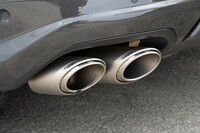 アクラポビッチ製のマフラーは左右各2本ずつの4本出し。