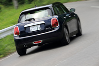 現行モデルで初めてMINIに設定された「5ドア」。2014年10月に日本に導入された。