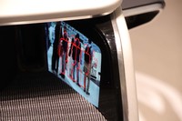 そのうち2面は左右のデジタルアウターミラー。自動認識した車両や歩行者はフレーミングで表示される。担当者によると、韓国ではいまだデジタルのみでの運用は認可されておらず、物理的ミラーとの併用である。