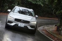 駆動システムには、後輪への動力伝達にハルデックスカップリングを用いたFFベースのフルタイム4WDを採用。現行の「V60」シリーズで機械式4WDが選べるのは、このモデルだけだ。