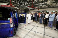 運転席側のドアを開けるホンダのスタッフ。いささかの引っかかりはあったが、ドアは人の手で開けることができた。衝突事故では、乗員の搬出のしやすさも重要なポイントとなる。