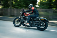 スリムな車体と705mmの低いシート高により、足つき性は良好。ライディングポジションはクルーザーとしては少し前傾気味で、下肢はしっかりとひざを折るミッドマウントフットコントロールとなる。