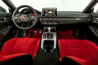 インテリアは通常の「シビック」から引き継がれているが、赤い専用トリムなど、シビックをさらに引き立てる装備が施されている。