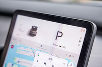 「EX30」では通常ドライバー正面に置かれることの多いメーターパネルが採用されず、速度計やドライブレンジ、バッテリー残量といった情報がセンターディスプレイの上部に表示される。