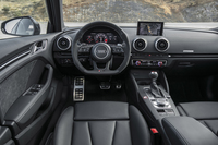 
	ダークカラーでコーディネートされた「RS 3セダン」のコックピット。スポーツシートの表皮にはファインナッパレザーが採用されている。
	