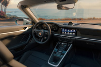 「911カレラ4Sカブリオレ」のインテリア。
