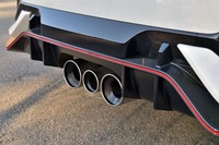 個性的な3本出しエキゾーストシステム。左右パイプがメインで、中央は低回転域では音圧の向上に貢献し、高回転域では負圧効果で不快なこもり音の低減に役立つという。