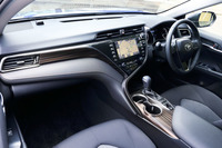 左右非対称のセンターパネルが目を引くインテリア。低いボンネットや細身のAピラーがもたらす前方視界のよさは、セリングポイントのひとつ。