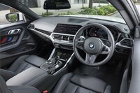 試乗車の内装はブラックのヴァーネスカレザーでコーディネート。トリムはピアノブラックがチョイスされていた。