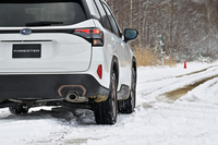 美深試験場内のオフロードコースで1.8リッター水平対向4気筒ターボモデル「フォレスター スポーツEX」と、「S：HEV」を搭載するハイブリッドモデル「X-BREAK S：HEV EX」の走りをチェック。荒れた路面や雪道での走破性、走行特性はほぼ同じであることが確認できた。