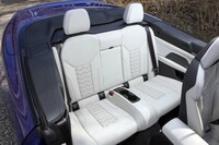 後席の定員は2人。背もたれはやや直立気味だが、大人が乗っても膝まわりには十分余裕がある。