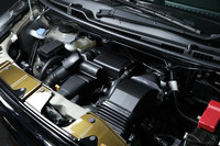 660ccのターボエンジンとマイルドハイブリッド機構が組み合わされたパワープラント。燃費はJC08モード計測で28.4km/リッターとされている。