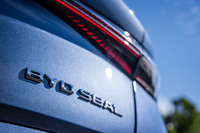 「BYDシール」にはRWD車と4WD車をラインナップ。車両本体価格は前者が528万円、後者が605万円となる。現在導入記念キャンペーンが行われており、最初の1000台はRWD車が495万円、4WD車が572万円で販売される。