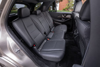 2列目シートの背もたれは40：20：40の分割可倒式。3列目への乗り降りのために、電動のイージーエントリー機能も備わる。