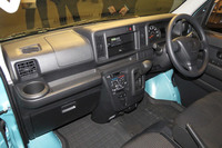 「ハイゼット カーゴ デラックス“SA III”」のインストゥルメントパネルまわり。